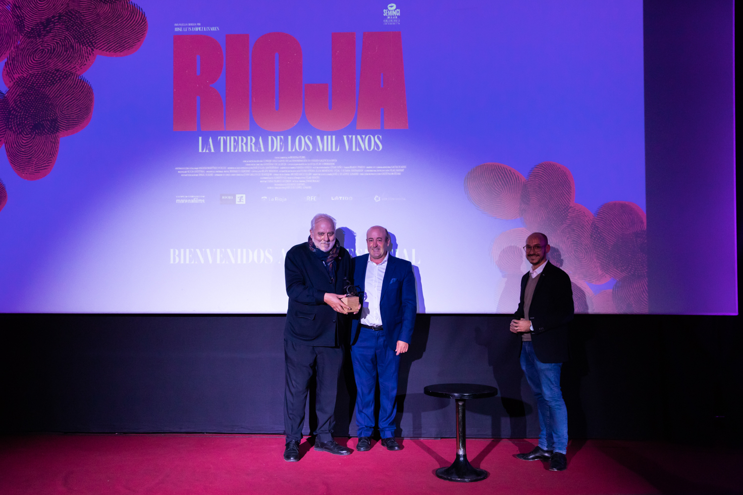 Jose Luis López-Linares recibe una distinción del Consejo Regulador de Rioja por su documental 'Rioja, la tierra de los mil vinos'